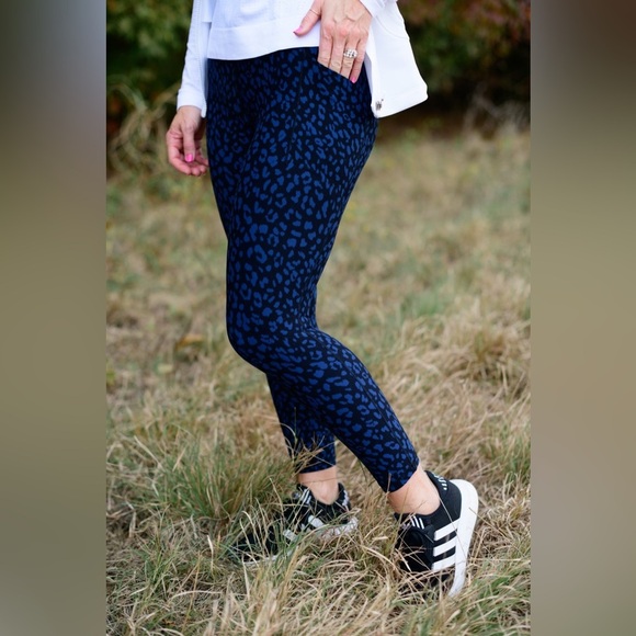 Athleta salutation stash pocket 2 printed 7/8 tight in blue leopard print xs - Picture 2 of 6